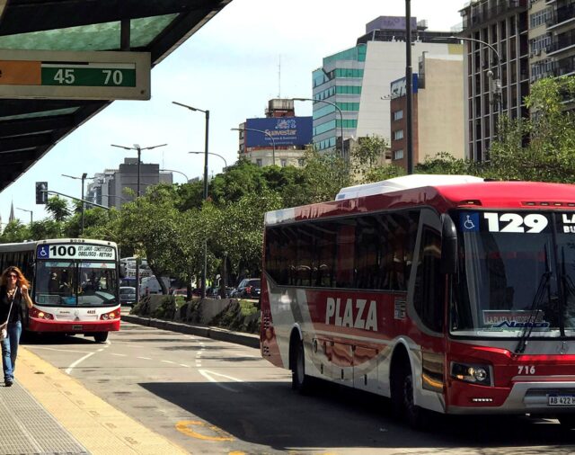 Más de 100 líneas de colectivos realizaron un paro nocturno y durante el día el servicio será reducido