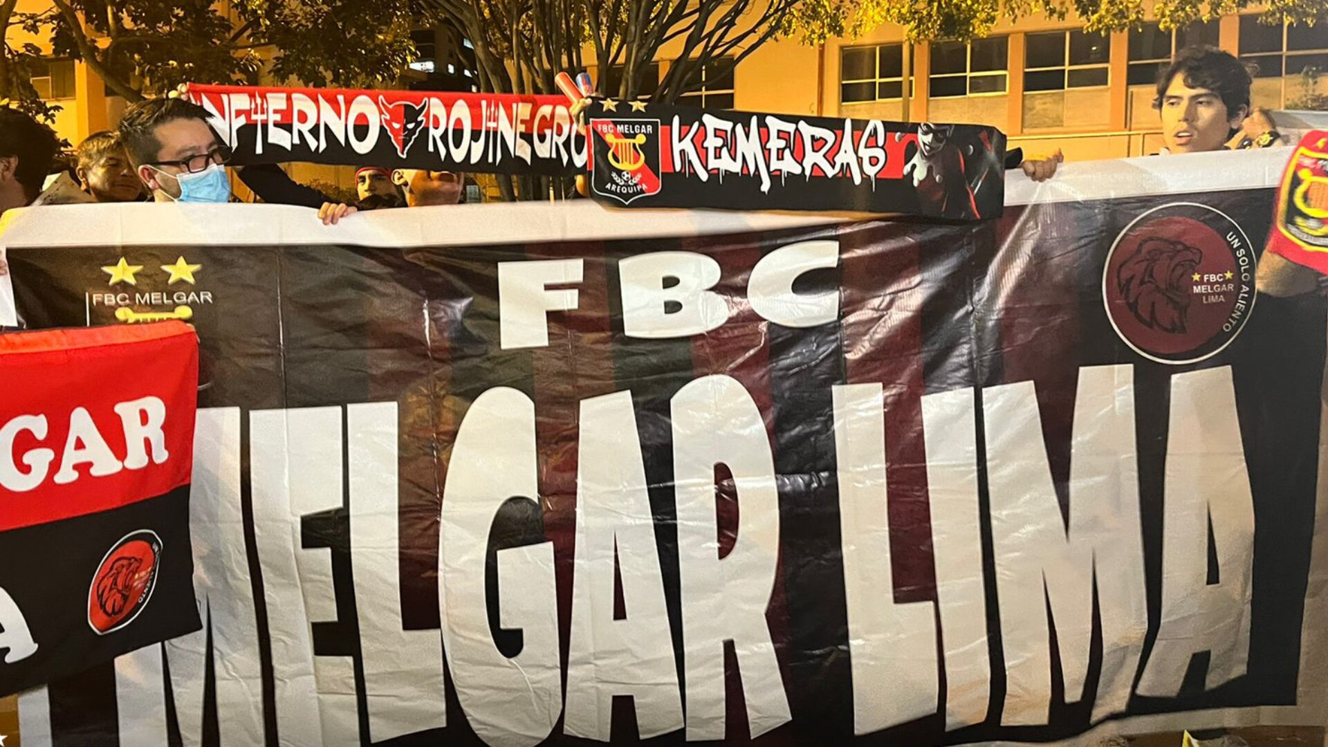 Melgar recibió banderazo por partes de sus hinchas en Ecuador. (FBC Melgar)