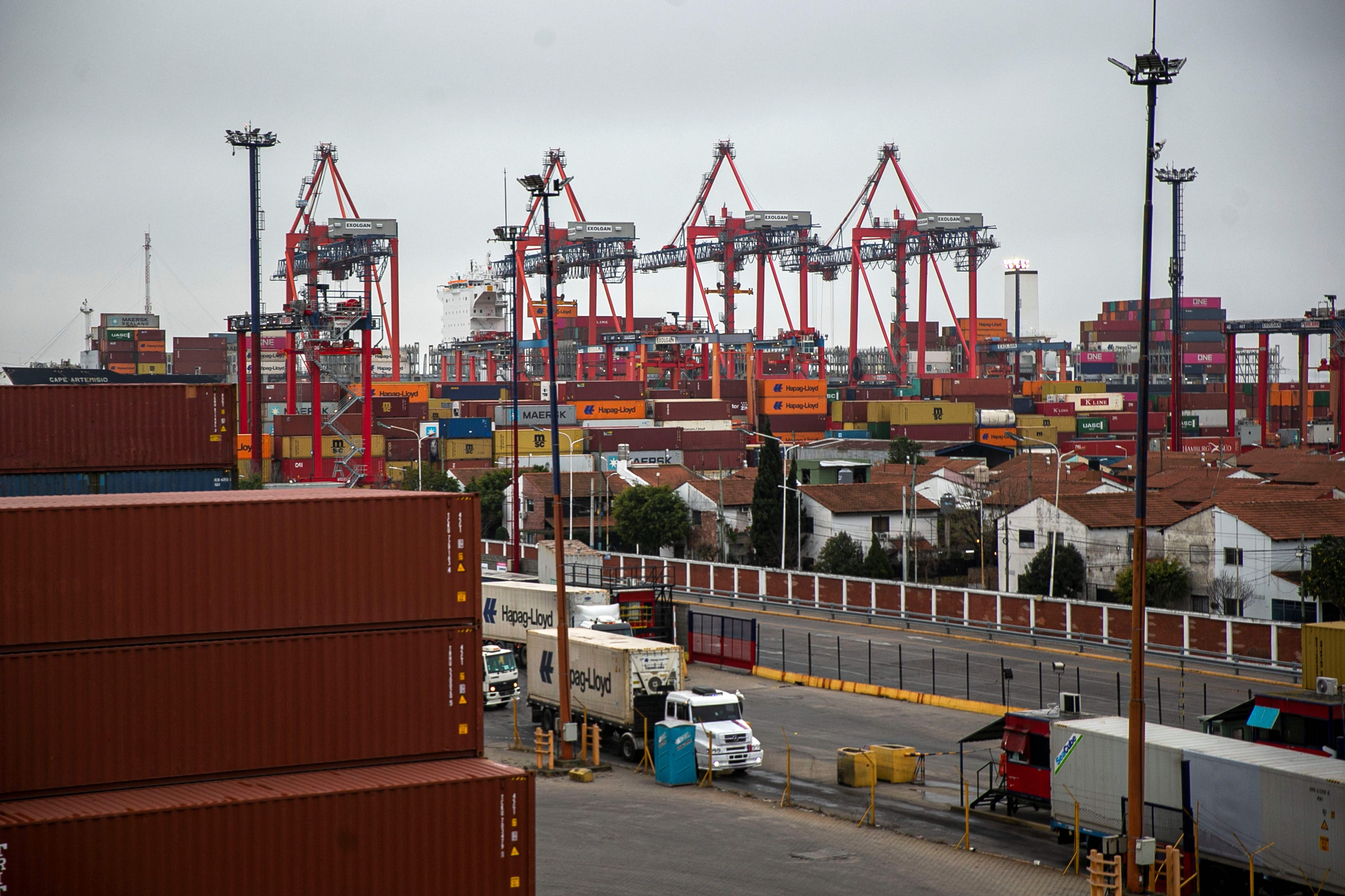 Vista general de contenedores en el Puerto Comercial de la ciudad de Buenos Aires (Argentina), en una fotografía de archivo (EFE/Demian Alday Estévez) 