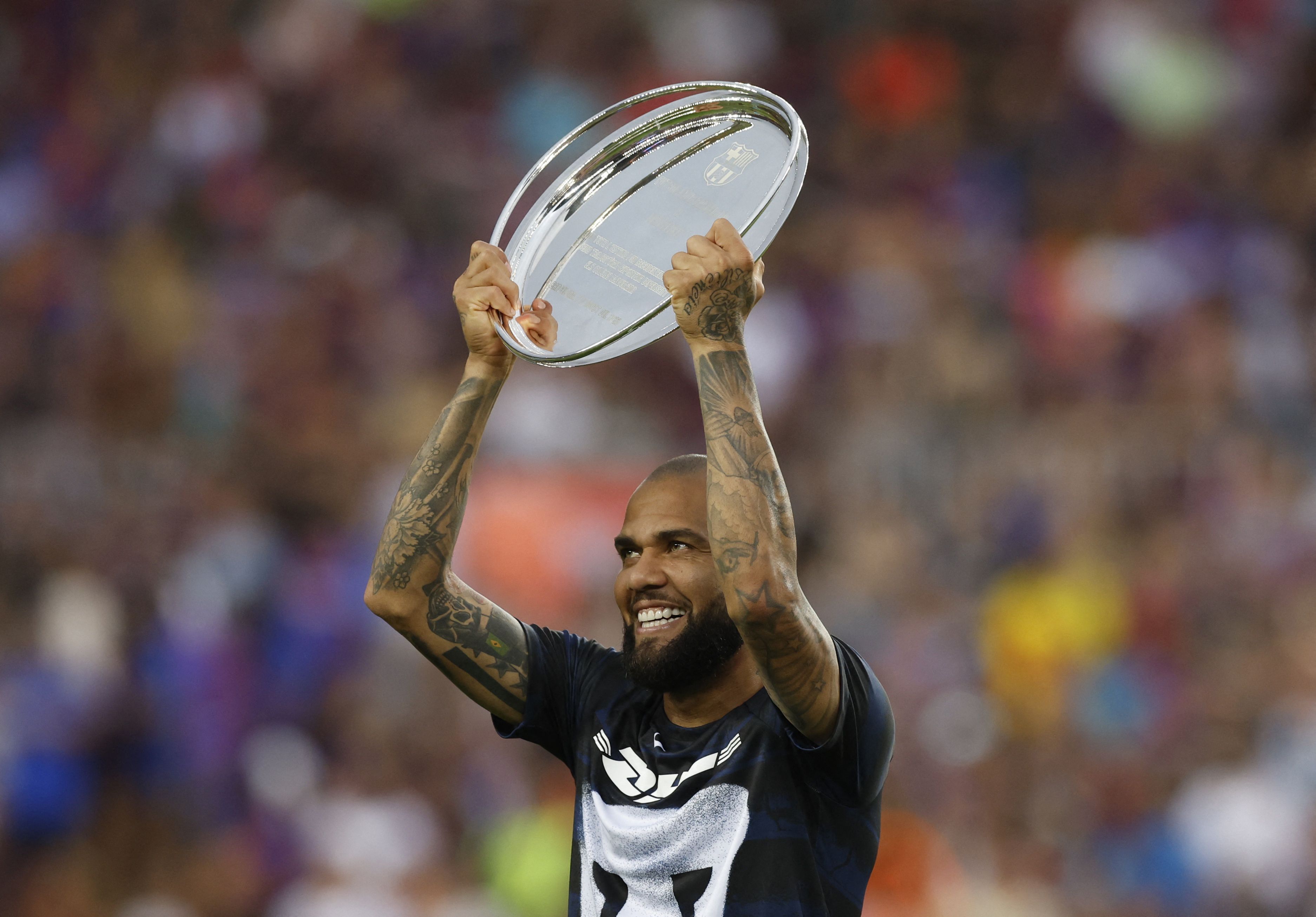 Con la casaca de entrenamiento de Pumas, Dani Alves presumió su reconocimiento como barcelonista (Foto: REUTERS/Albert Gea)