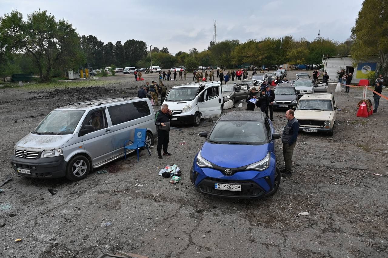 Al menos 23 civiles murieron tras un ataque ruso contra un convoy humanitario en Zaporizhzhia