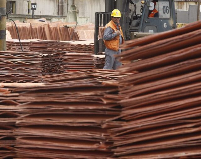 Cobre se desploma porque alza de tasas aumenta preocupación por la demanda