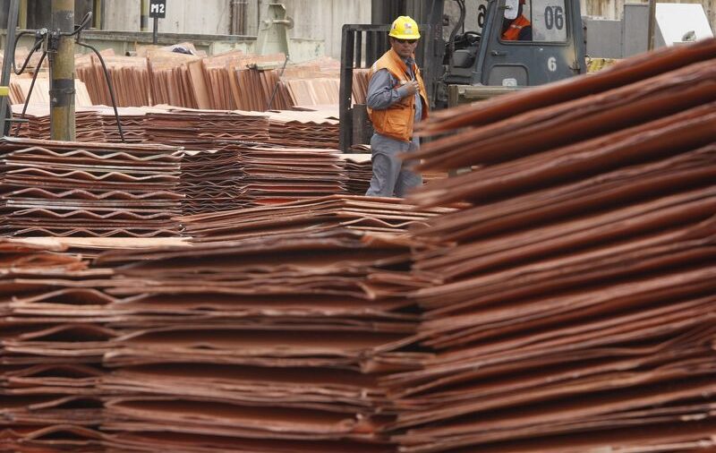 Cobre se desploma porque alza de tasas aumenta preocupación por la demanda