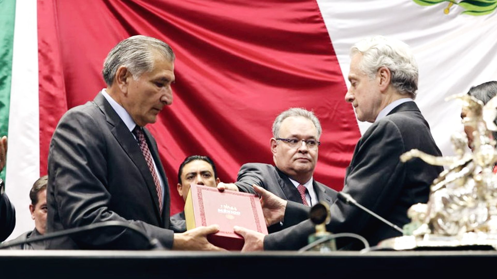 Santiago Creel recibió, de las manos de Adán Augusto López, el Cuarto Informe de Gobierno de AMLO (Foto: Twitter / @SantiagoCreelM)