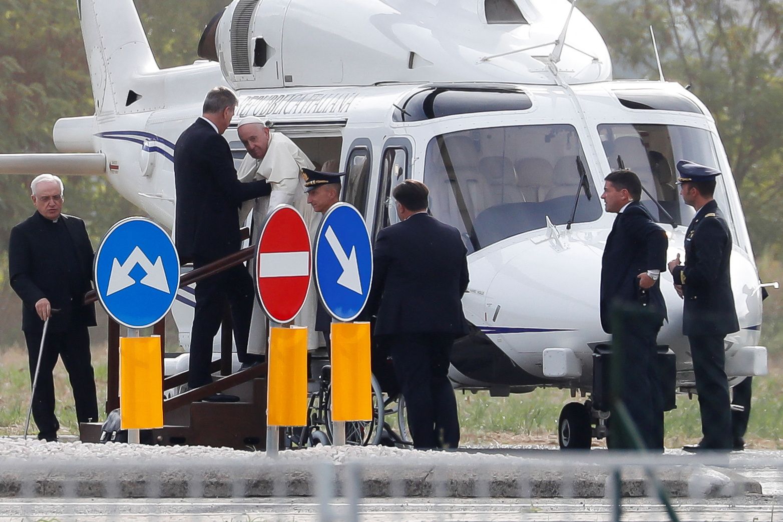 El Papa llegó en Helicótero a Asís (REUTERS/Remo Casilli)