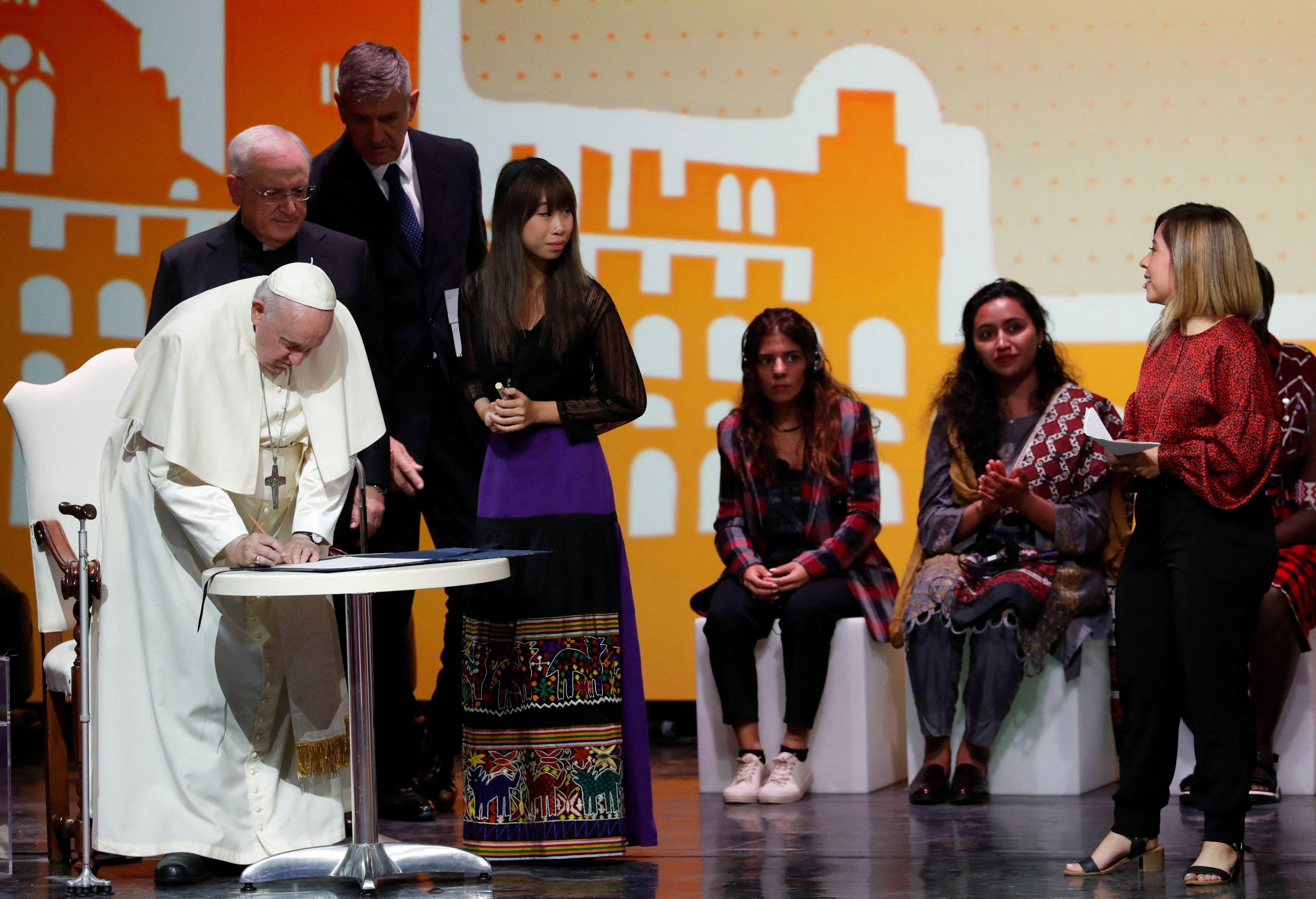 El Papa y los asistentes firmaron una declaración en la que se comprometen a crear ese nuevo sistema más justo