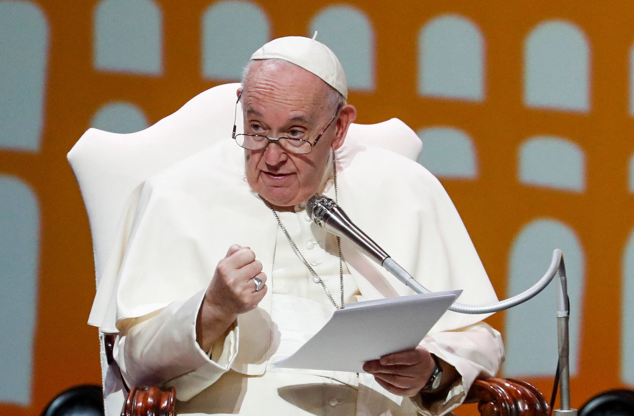 El Papa Francisco habla mientras asiste a una reunión durante su visita en Asís, Italia, el 24 de septiembre de 2022 (REUTERS)