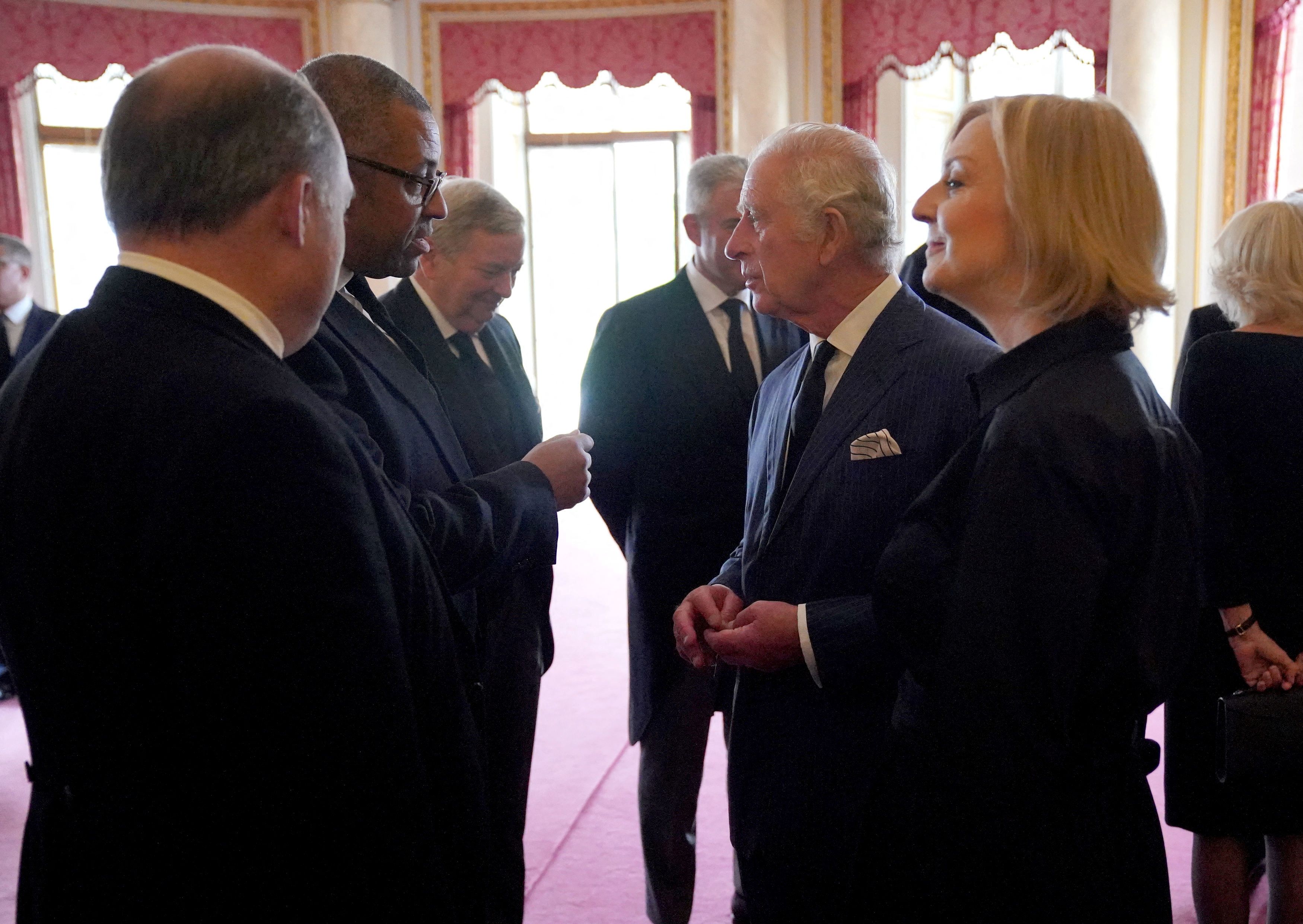 El rey Carlos de Gran Bretaña durante una audiencia con la primera ministra británica Liz Truss, el secretario de Relaciones Exteriores James Cleverly y el secretario de Defensa Ben Wallace en la sala 1844 del Palacio de Buckingham, Londres, Gran Bretaña