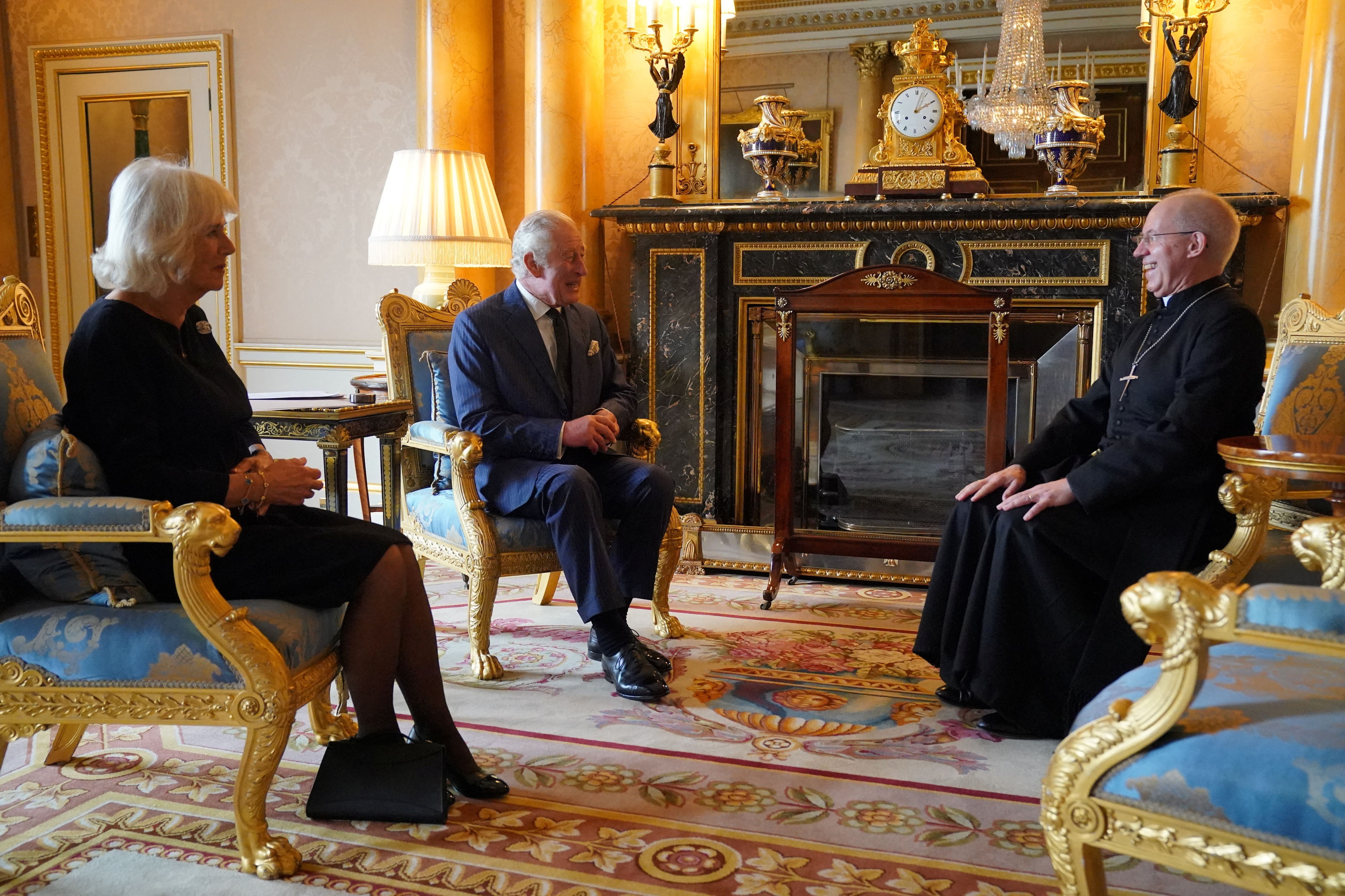 El rey Carlos y la reina Camila de Gran Bretaña durante una audiencia con el arzobispo de Canterbury, Justin Welby, en la sala 1844 del Palacio de Buckingham, Londres