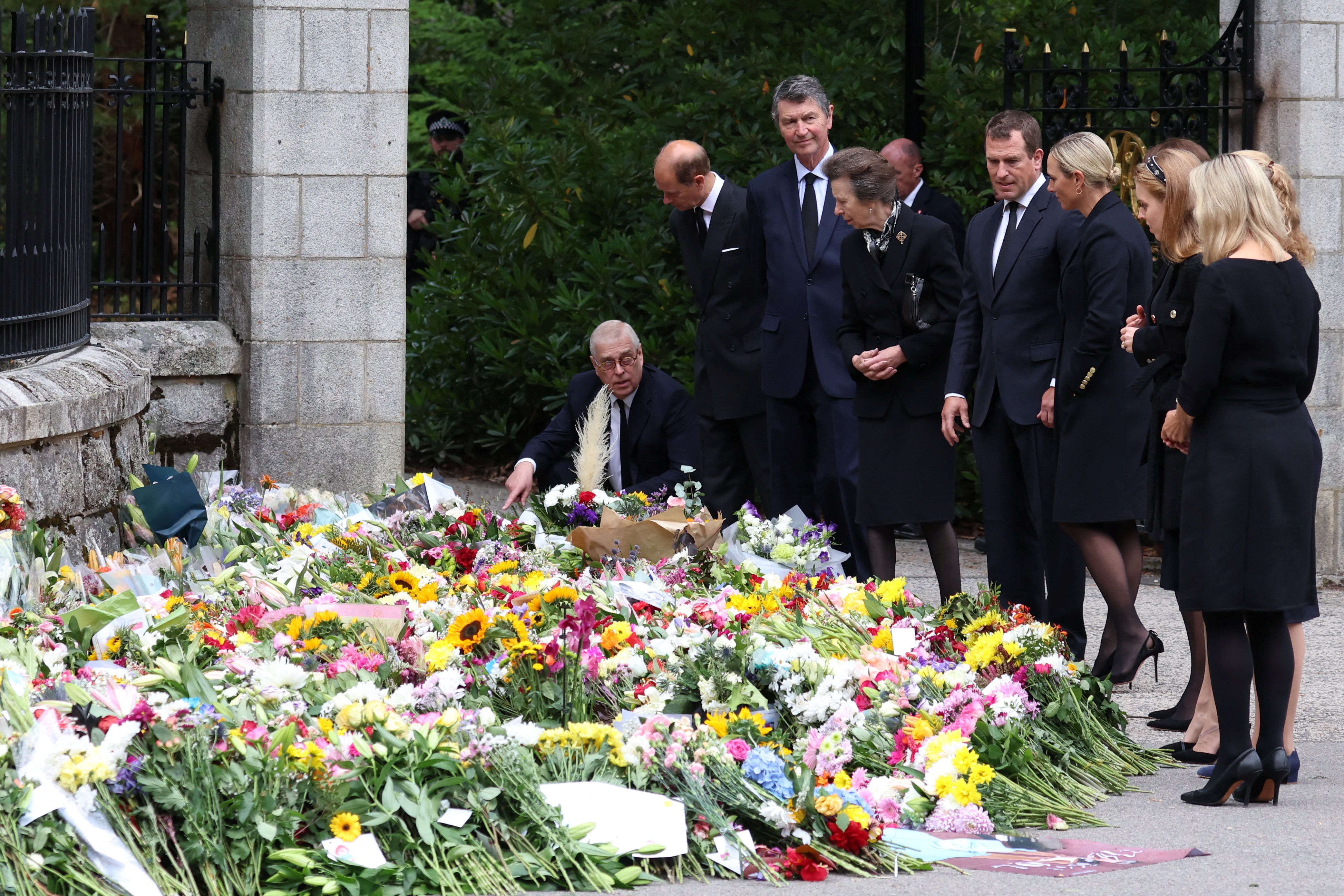 El príncipe Andrés, la princesa Ana y el príncipe Eduardo de Gran Bretaña ven tributos florales fuera del castillo de Balmoral, tras el fallecimiento de la reina Isabel de Gran Bretaña, en Balmoral, Escocia