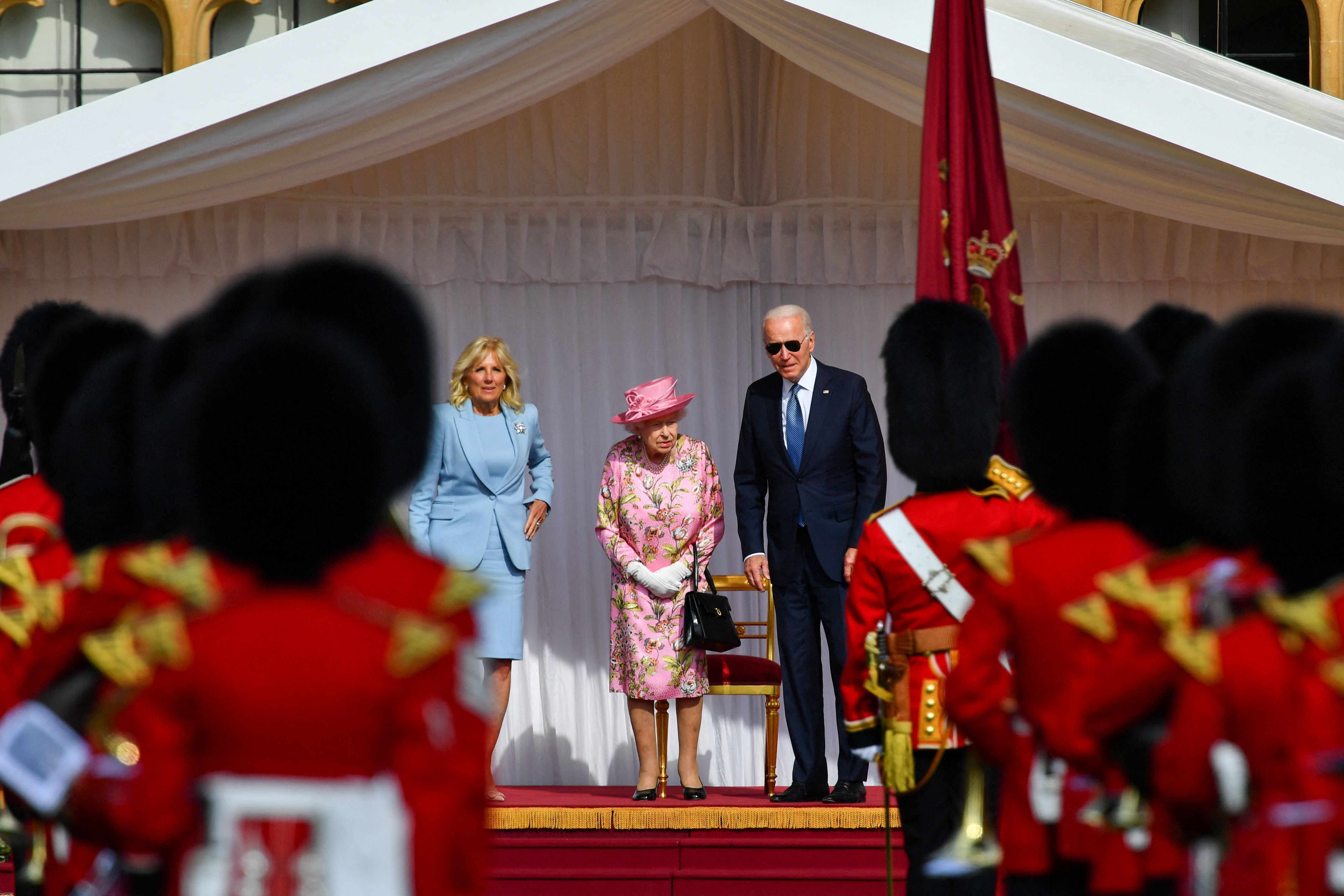 Joe Biden junto a Isabel II en Windsor Castle el 13 de junio del 2021 (REUTERS/Dylan Martinez/File Photo)