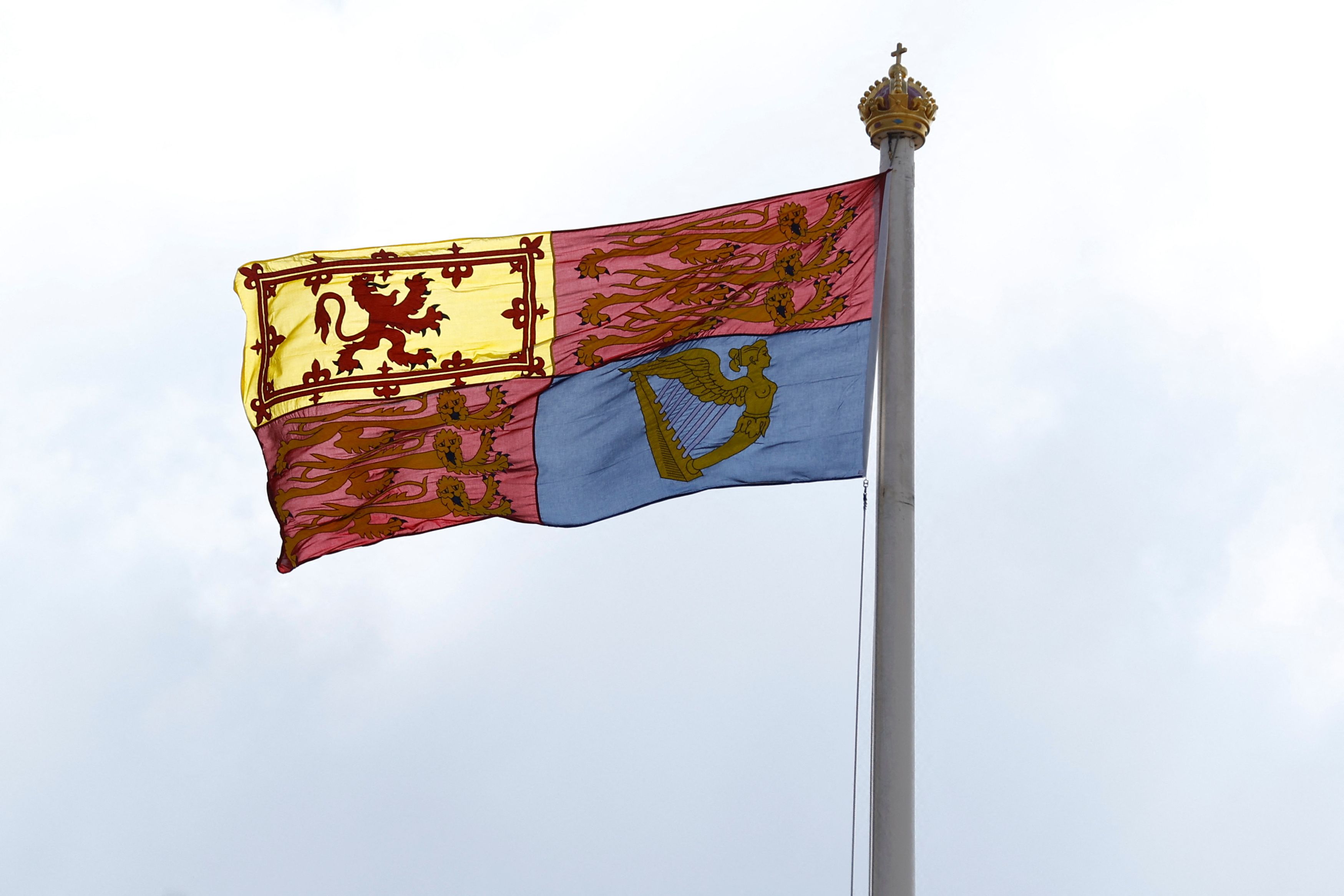 El estandarte real ondea en el Palacio de Buckingham, tras la llegada del rey Carlos III