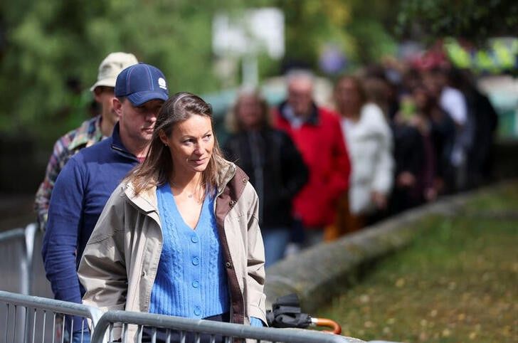 Decenas de personas se concentran al exterior del Castillo de Balmoral tras el comunicado del Palacio de Buckingham expresando su preocupación por la salud de la reina Isabel, en Balmoral, Escocia. 8 septiembre 2022. REUTERS/Russell Cheyne