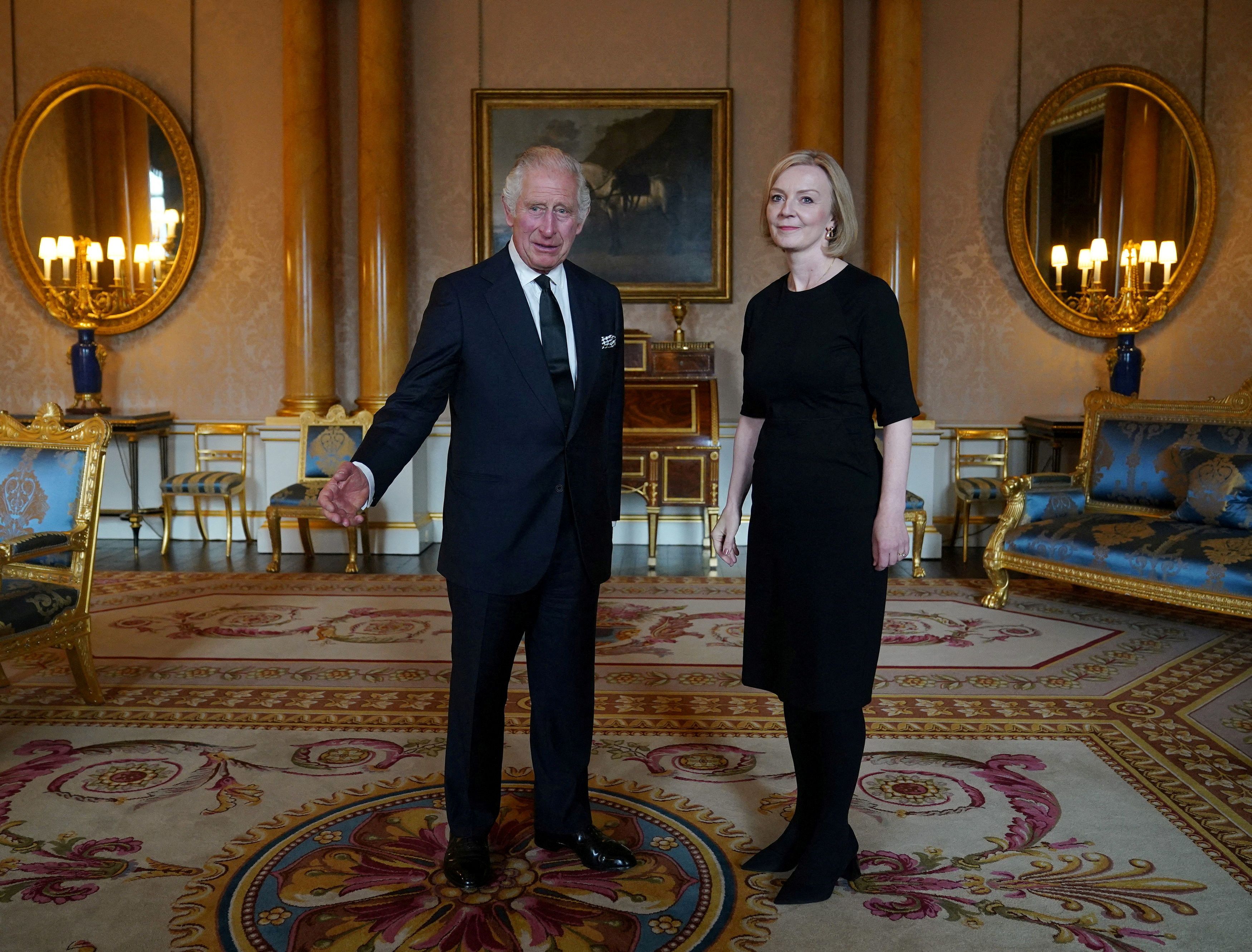 El rey británico Carlos III durante su primera audiencia con la primera ministra Liz Truss en el Palacio de Buckingham, tras la muerte de la reina Isabel II (Reuters)