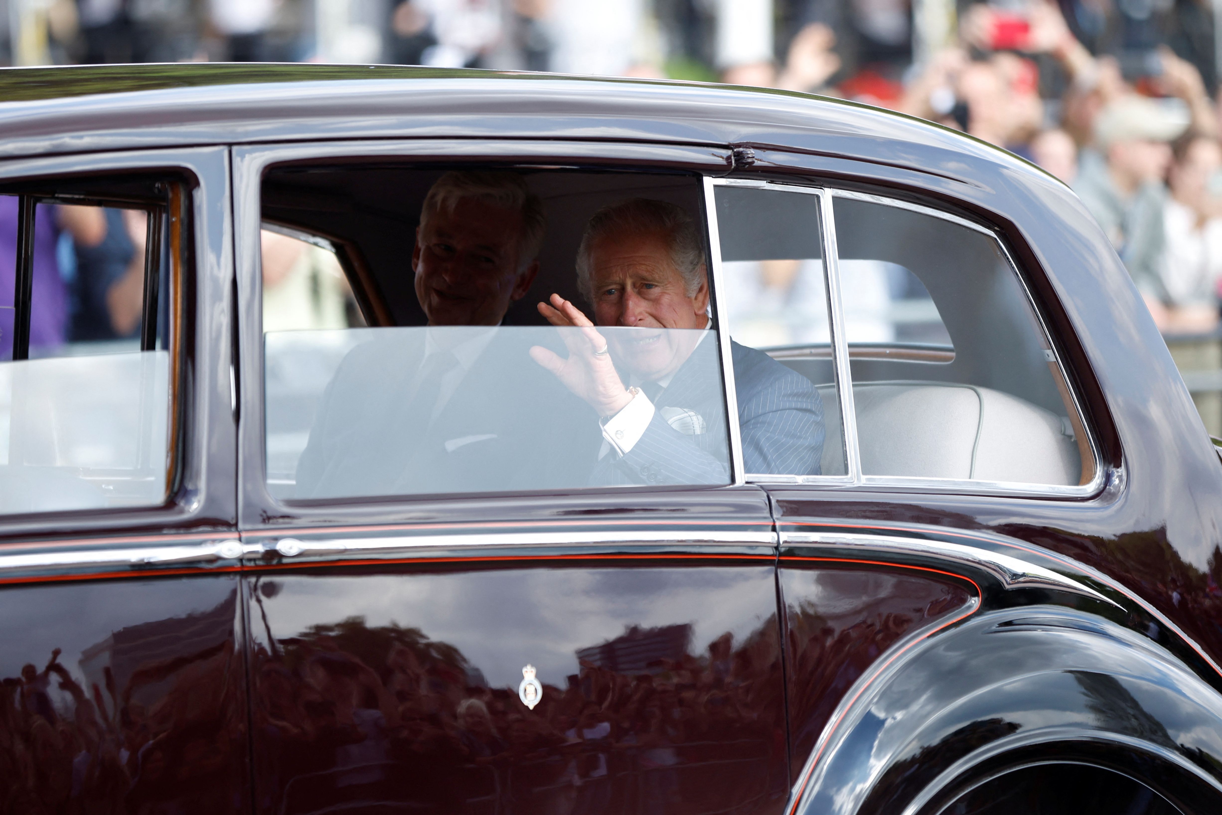 Carlos III saludó por la ventana (Reuters)