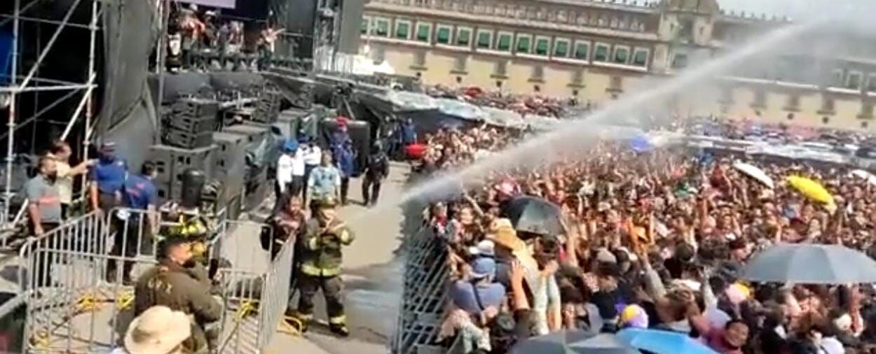 Grupo Firme en el Zócalo: Bomberos rociaron agua a los asistentes frente a las altas temperaturas