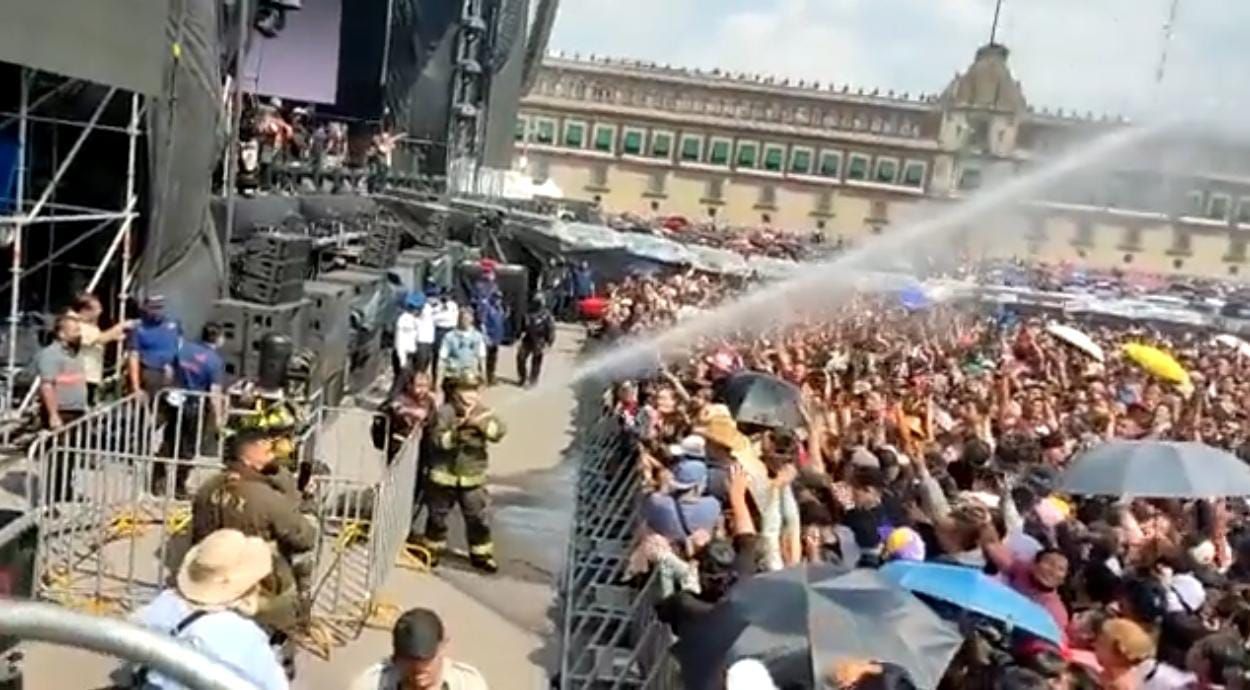 El Heroico Cuerpo de Bomberos de la CDMX roció de agua a los asistencias al concierto de Grupo Firme en el Zócalo (Foto: captura de pantalla/Facebook)