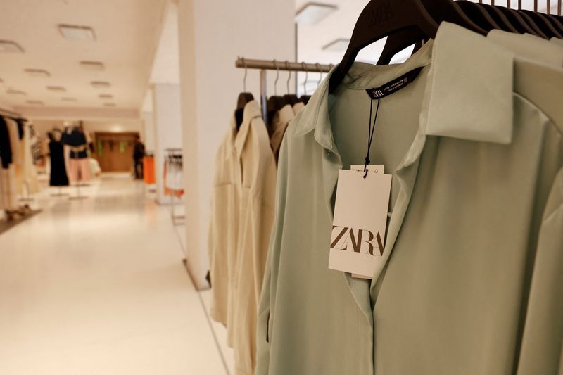 FOTO DE ARCHIVO: Ropa expuesta en una de las tiendas Zara más grandes del mundo, en Madrid, España, el 7 de abril de 2022. REUTERS/Juan Medina/File Photo