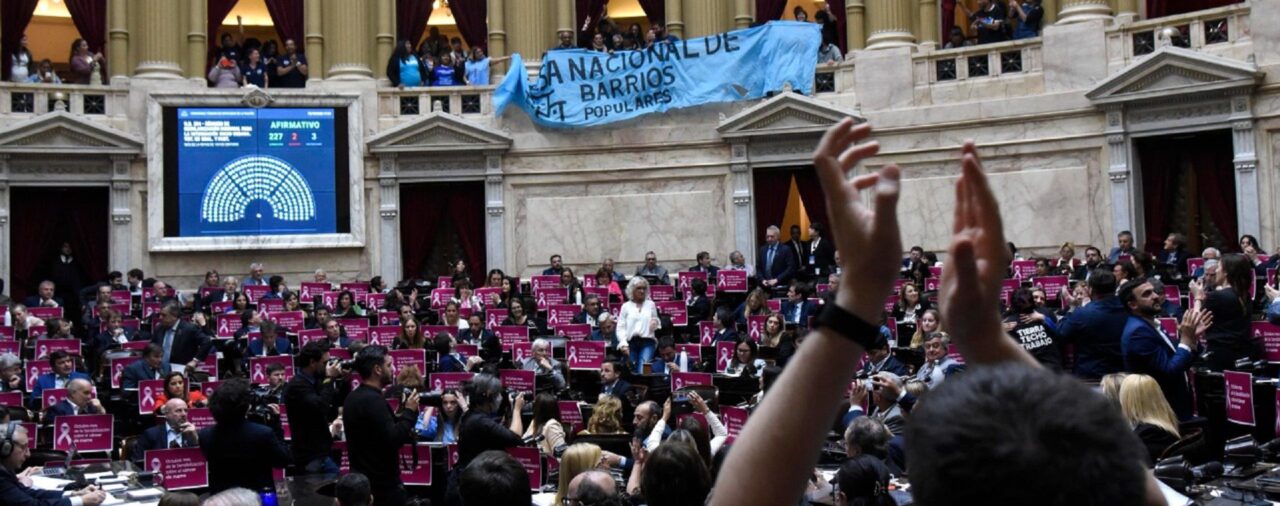 Diputados aprobó la reforma de la ley de barrios populares, que suspende los desalojos por diez años