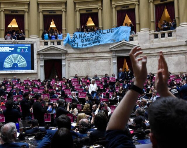 Diputados aprobó la reforma de la ley de barrios populares, que suspende los desalojos por diez años