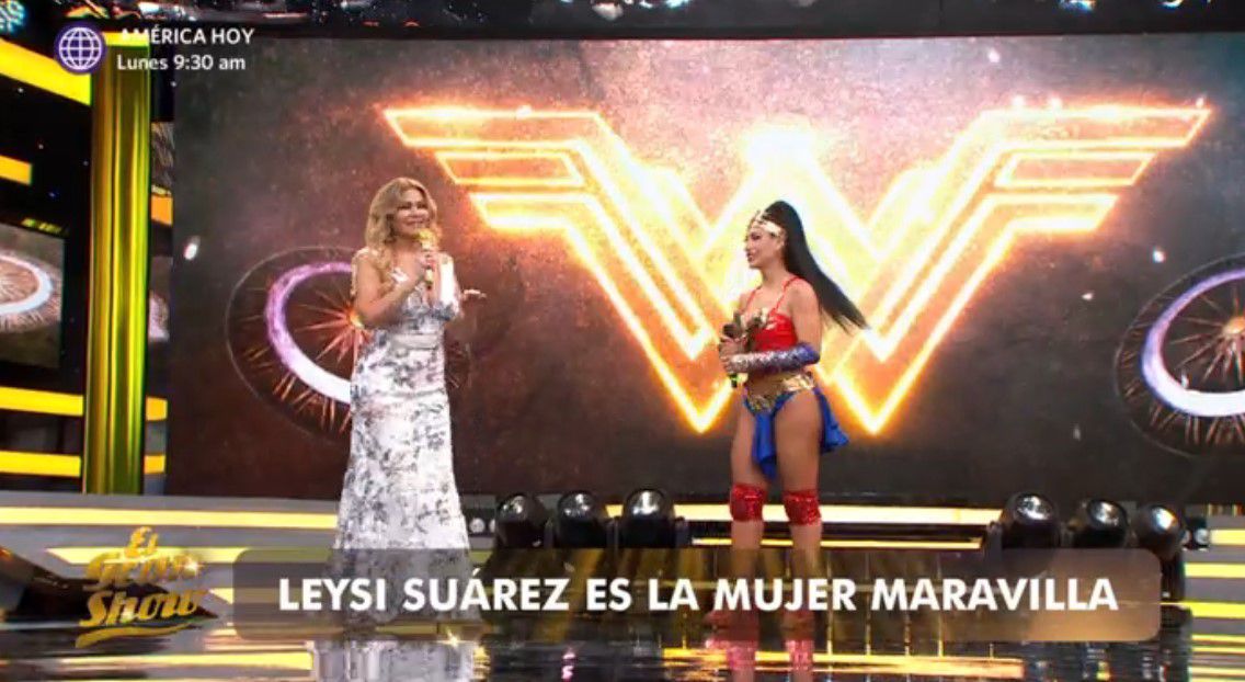 Leysi Suárez es la primera participante en escena.