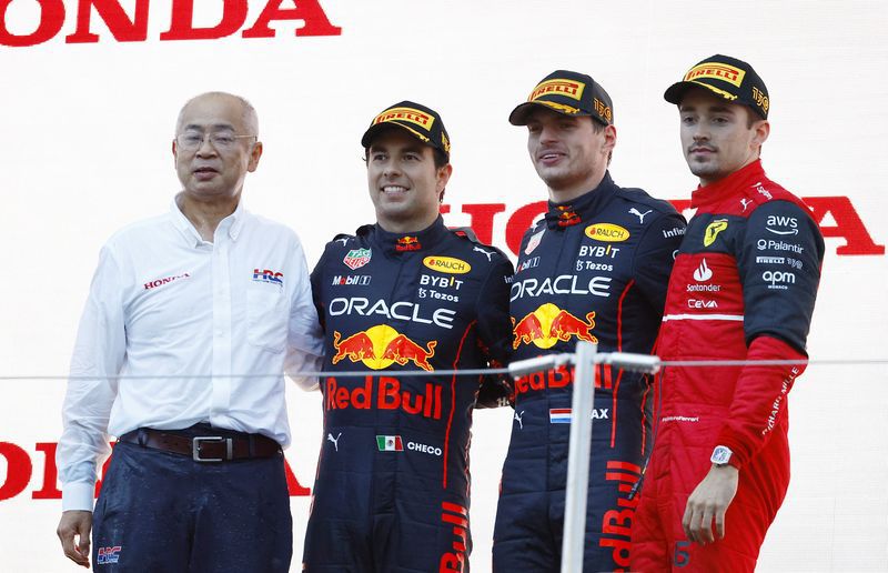 Max Verstappen de Red Bull celebró la victoria en el GP de Japón y el campeonato en el podio con Sergio Pérez de Red Bull, segundo, y Charles Leclerc de Ferrari, tercero (Foto: Kim Kyung-Hoon/REUTERS)