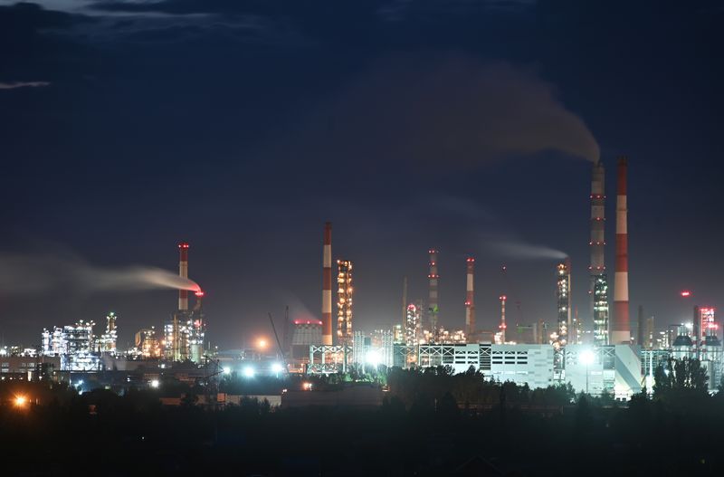 FOTO DE ARCHIVO: Una refinería de petróleo local en Omsk, Rusia, 6 de junio de 2022. REUTERS/Alexey Malgavko