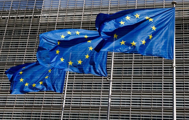 FOTO DE ARCHIVO. Banderas de la Unión Europea ondean frente a la sede de la Comisión de la UE en Bruselas, Bélgica. 17 de junio de 2022. REUTERS/Yves Herman