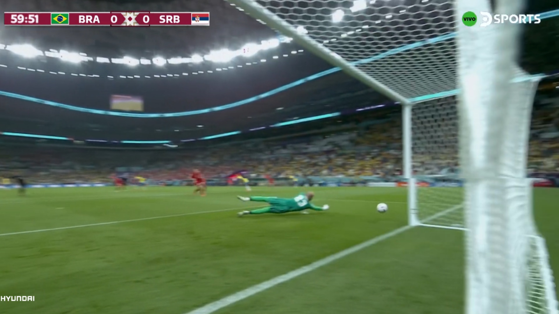 El remate de Alex Sandro impactó el palo del arco serbio.