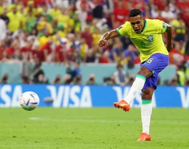 Alex Sandro y su increíble disparo al palo en Brasil vs Serbia por Mundial Qatar 2022