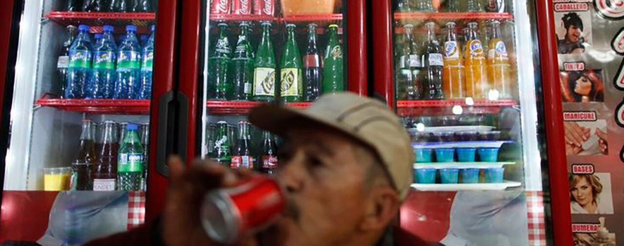 El círculo sin fin del consumo de refresco: un mexicano toma en promedio 150 litros al año
