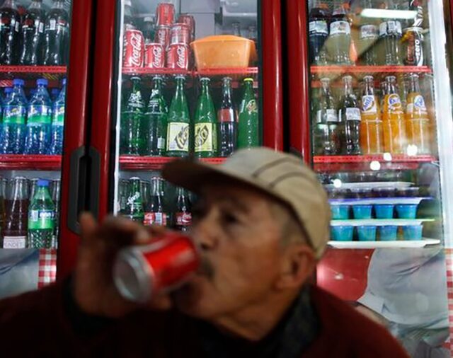 El círculo sin fin del consumo de refresco: un mexicano toma en promedio 150 litros al año