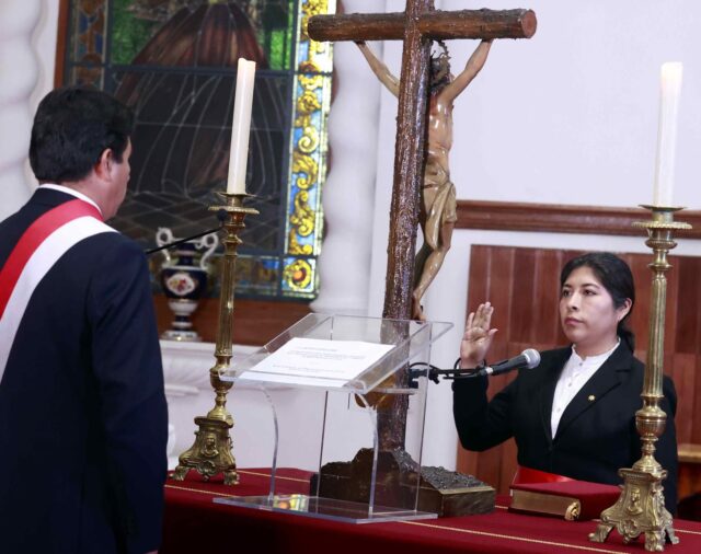 EN VIVO Pedro Castillo toma juramento al nuevo gabinete de Betssy Chávez