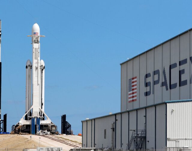 En vivo: SpaceX lanza su cohete más poderoso e intentará hacer un triple aterrizaje