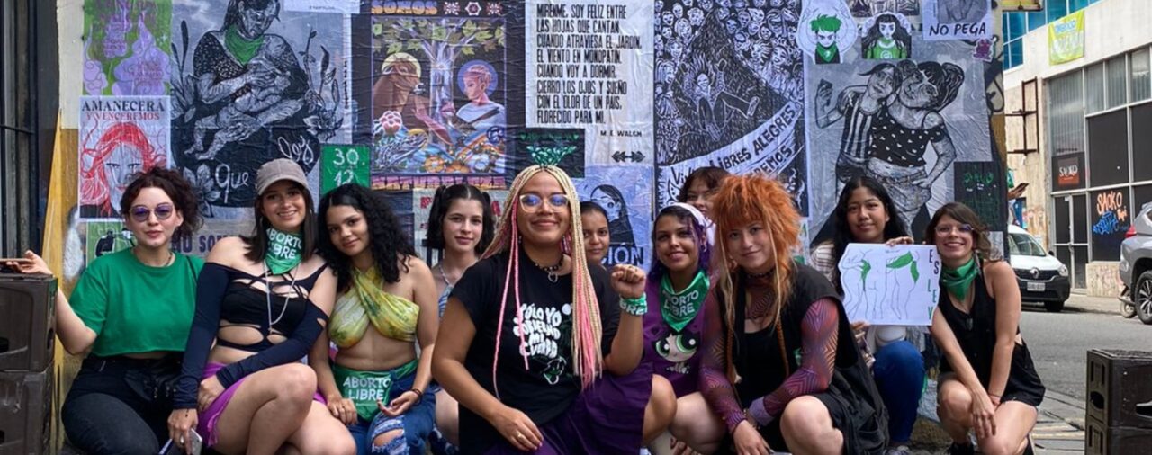 Manifestación del 25N: víctimas de violencia de género escribieron sus historias en una tela entregada por el colectivo Jacarandas