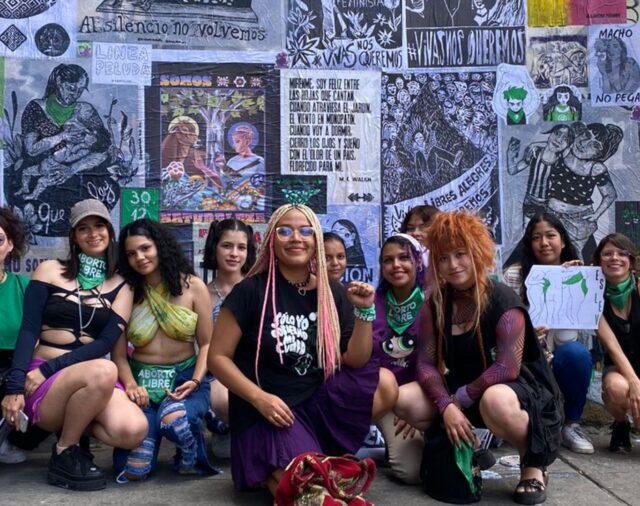 Manifestación del 25N: víctimas de violencia de género escribieron sus historias en una tela entregada por el colectivo Jacarandas