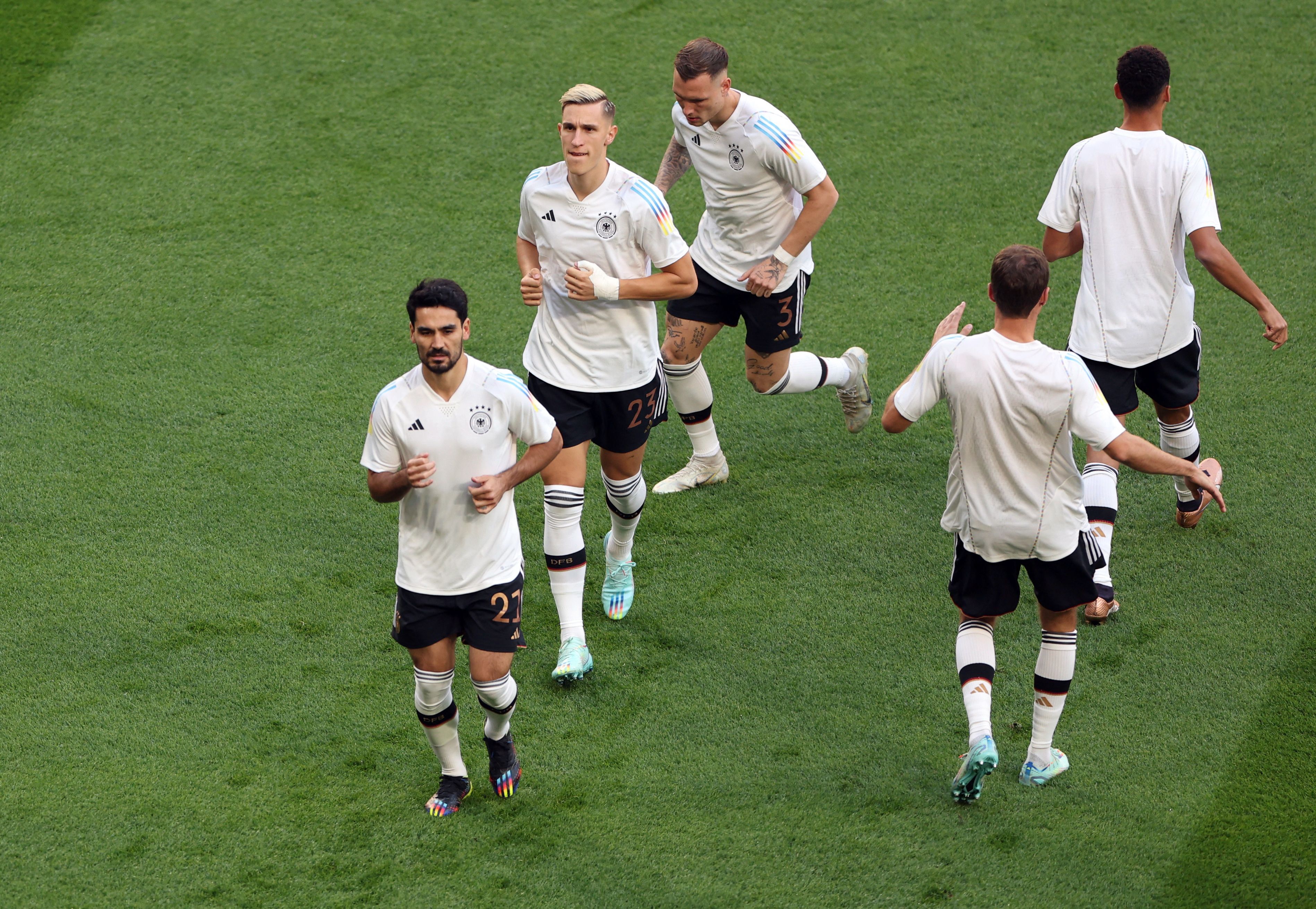 Ilkay Gundogan y Nico Schlotterbeck encabezan la entrada en calor de Alemania (REUTERS/Molly Darlington)