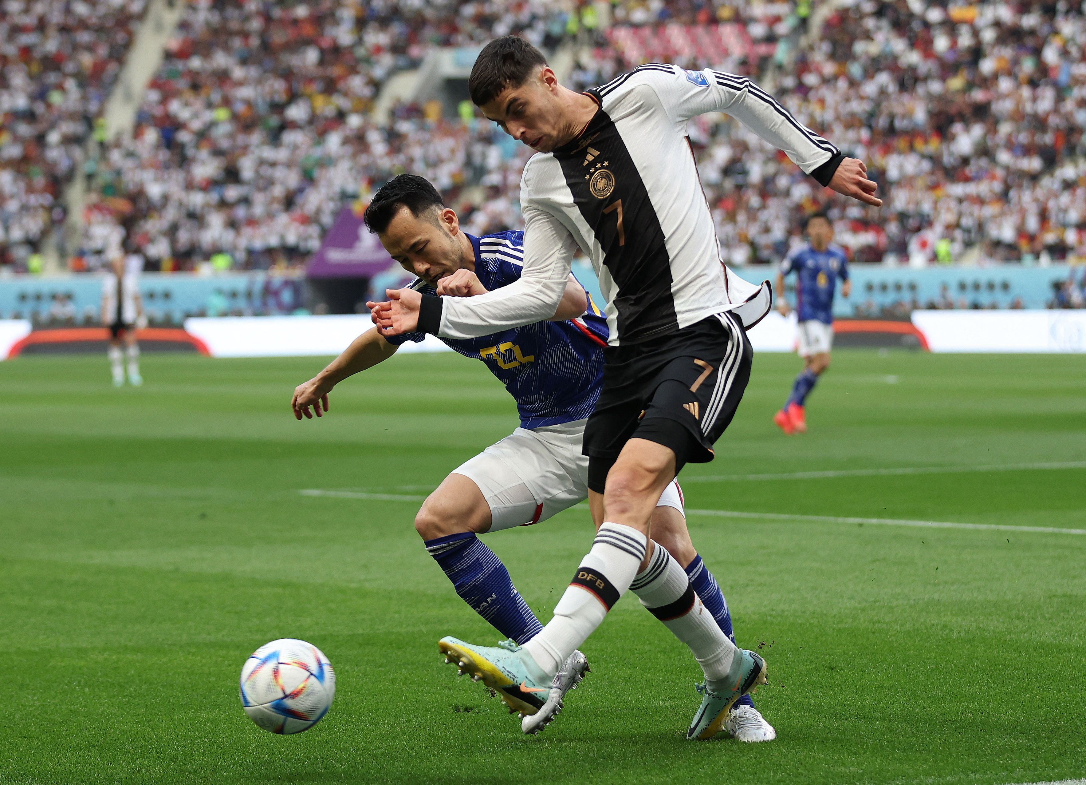 Kai Havertz encara a Maya Yoshida en el partido entre Alemania y Japón (REUTERS/Matthew Childs)