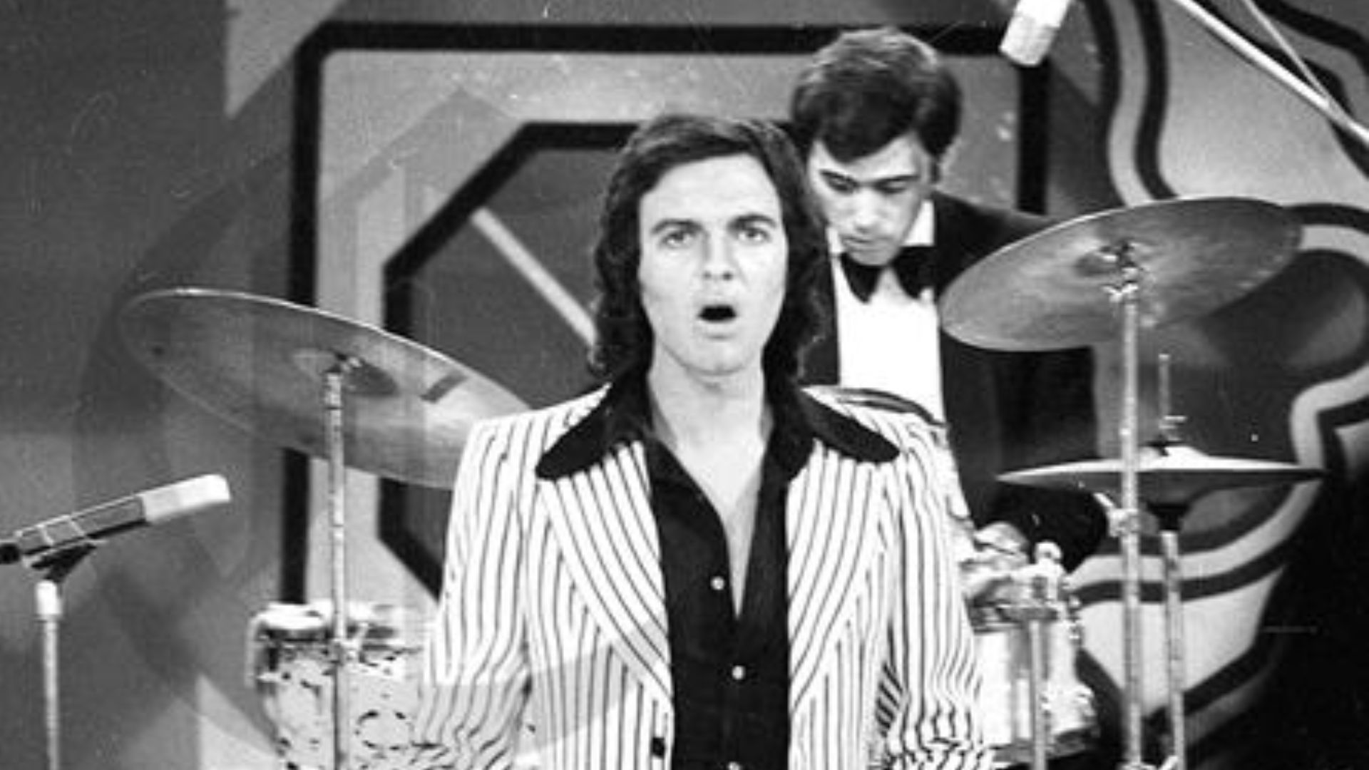 El cantanto español no pudo brindar un concierto a todo el público porque hubo una demora en su llegada.