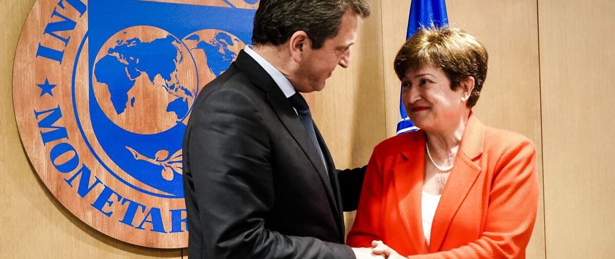 El FMI aprobó la tercera revisión del programa y la Argentina recibirá este mes cerca de 6.000 millones de dólares