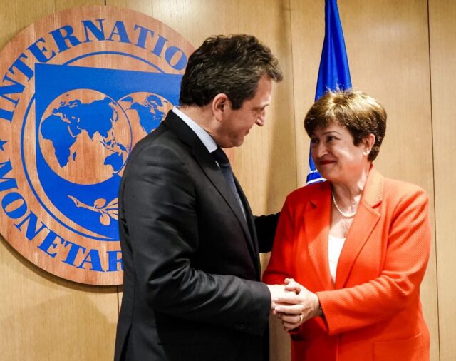 El FMI aprobó la tercera revisión del programa y la Argentina recibirá este mes cerca de 6.000 millones de dólares