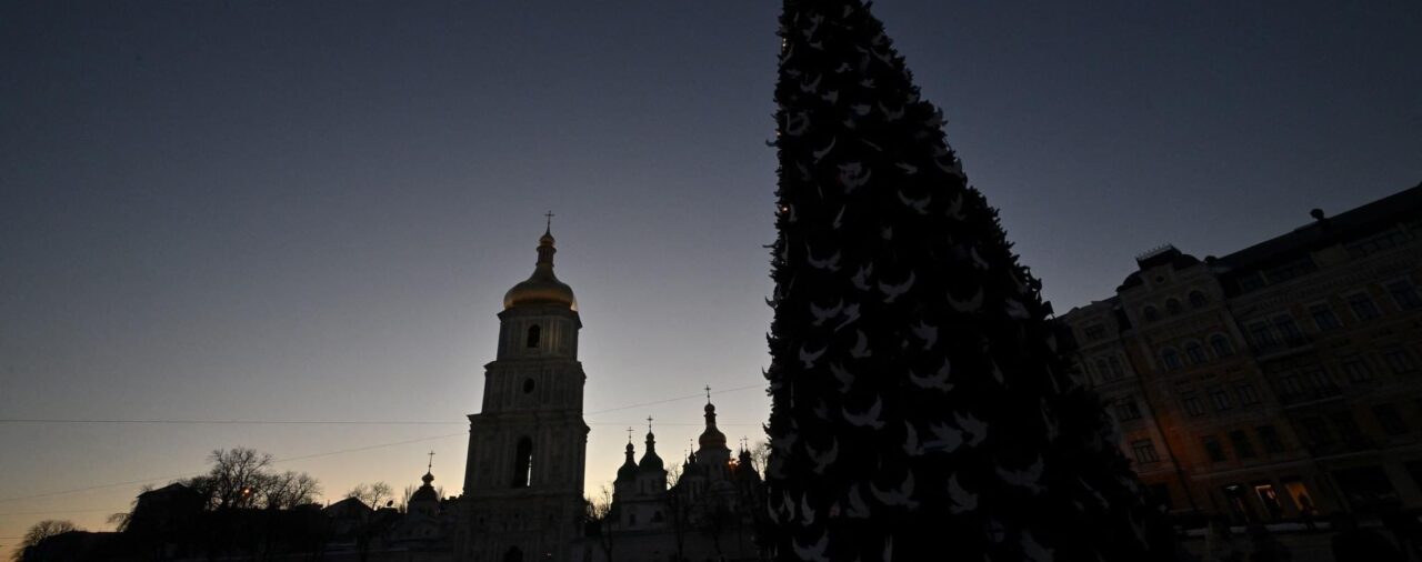 Las principales capitales del mundo apagaron sus luces en apoyo a Ucrania