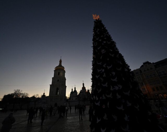 Las principales capitales del mundo apagaron sus luces en apoyo a Ucrania