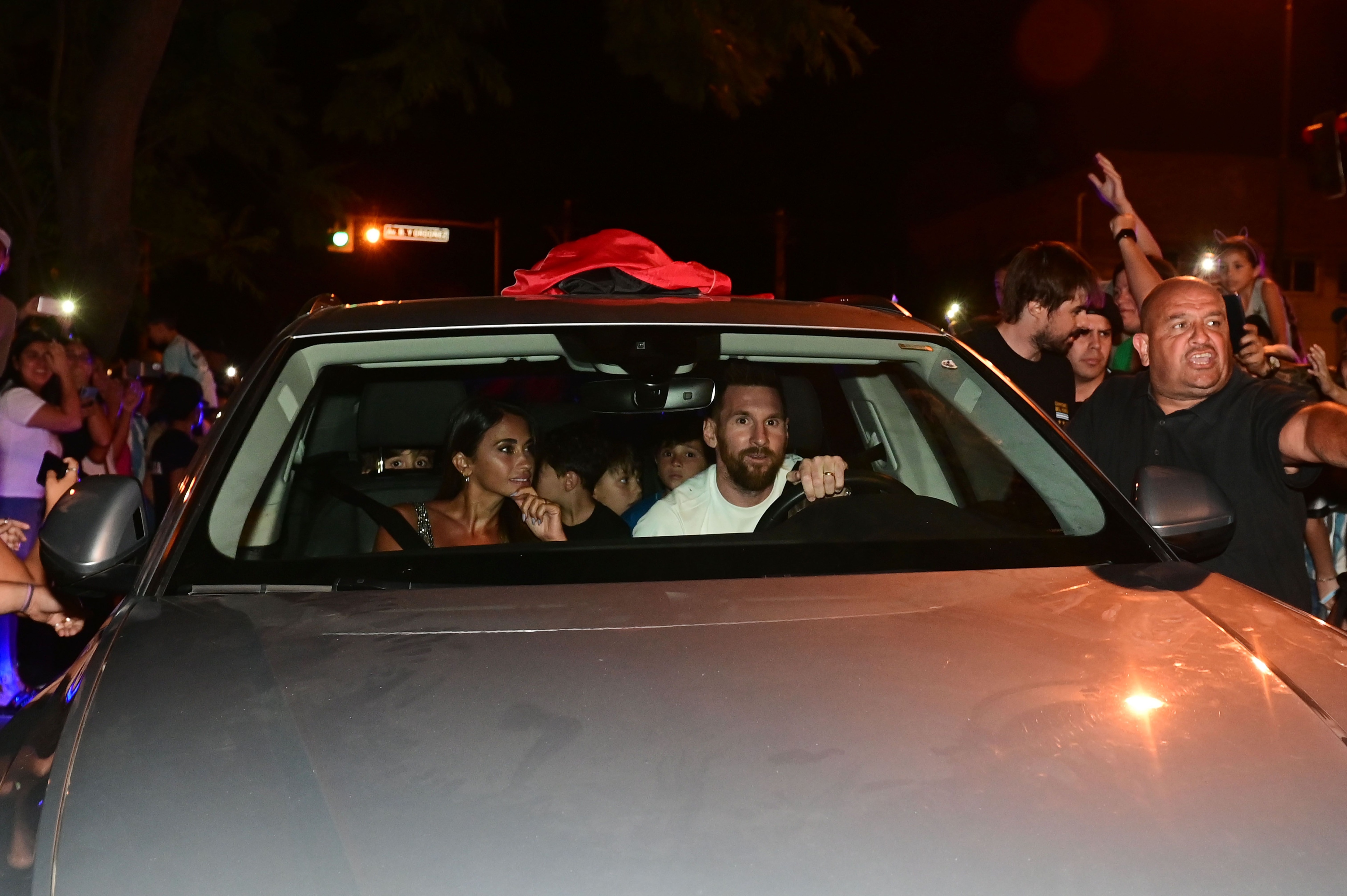 Llegada de Messi y Anto Roccuzzo a su fiesta en Rosario