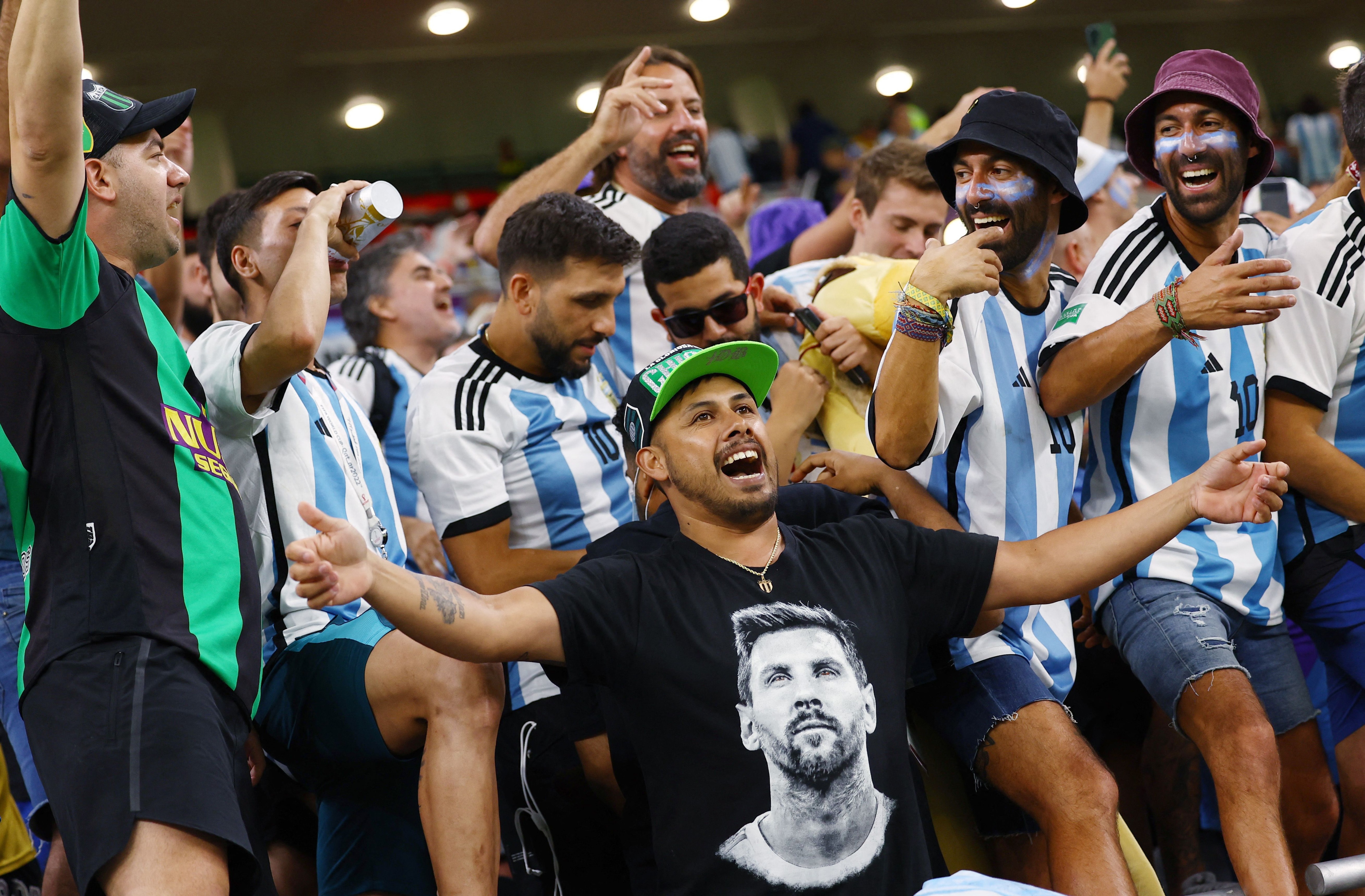 La pasión de los argentinos se hace notar, en poco más de 24 horas los hinchas argentinos compraron casi todos los asientos de un vuelo especial. (REUTERS/Kai Pfaffenbach)