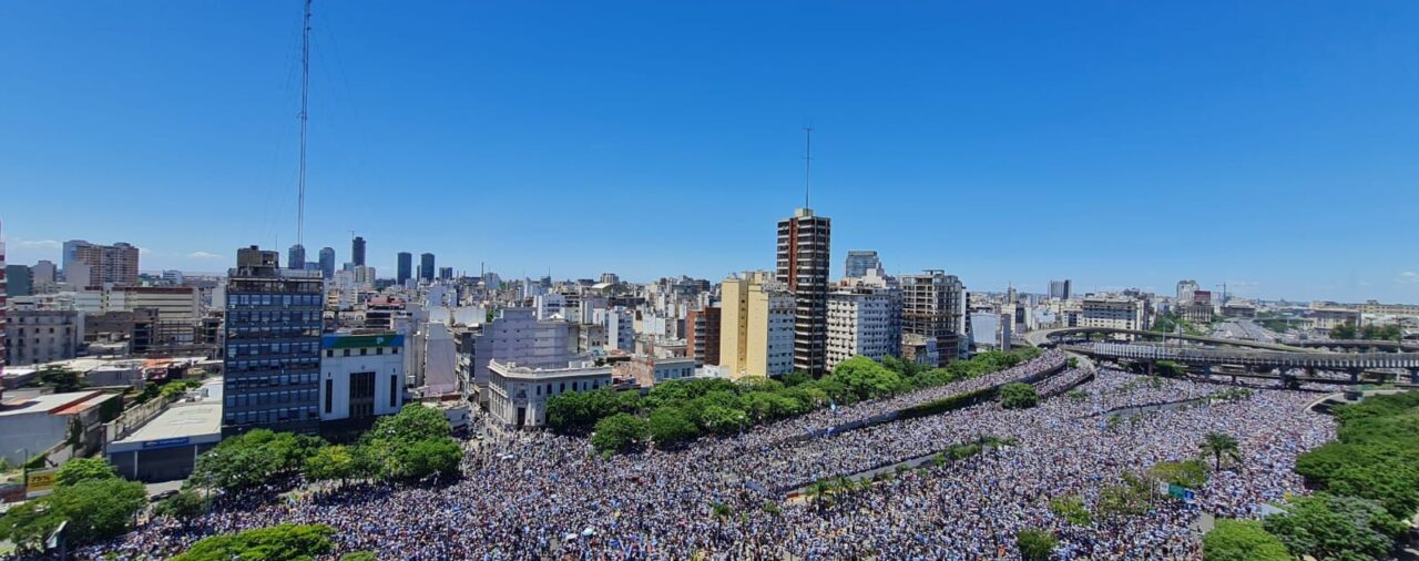 Miles de personas corren por la Autopista 25 de Mayo para ver a los jugadores de la Selección