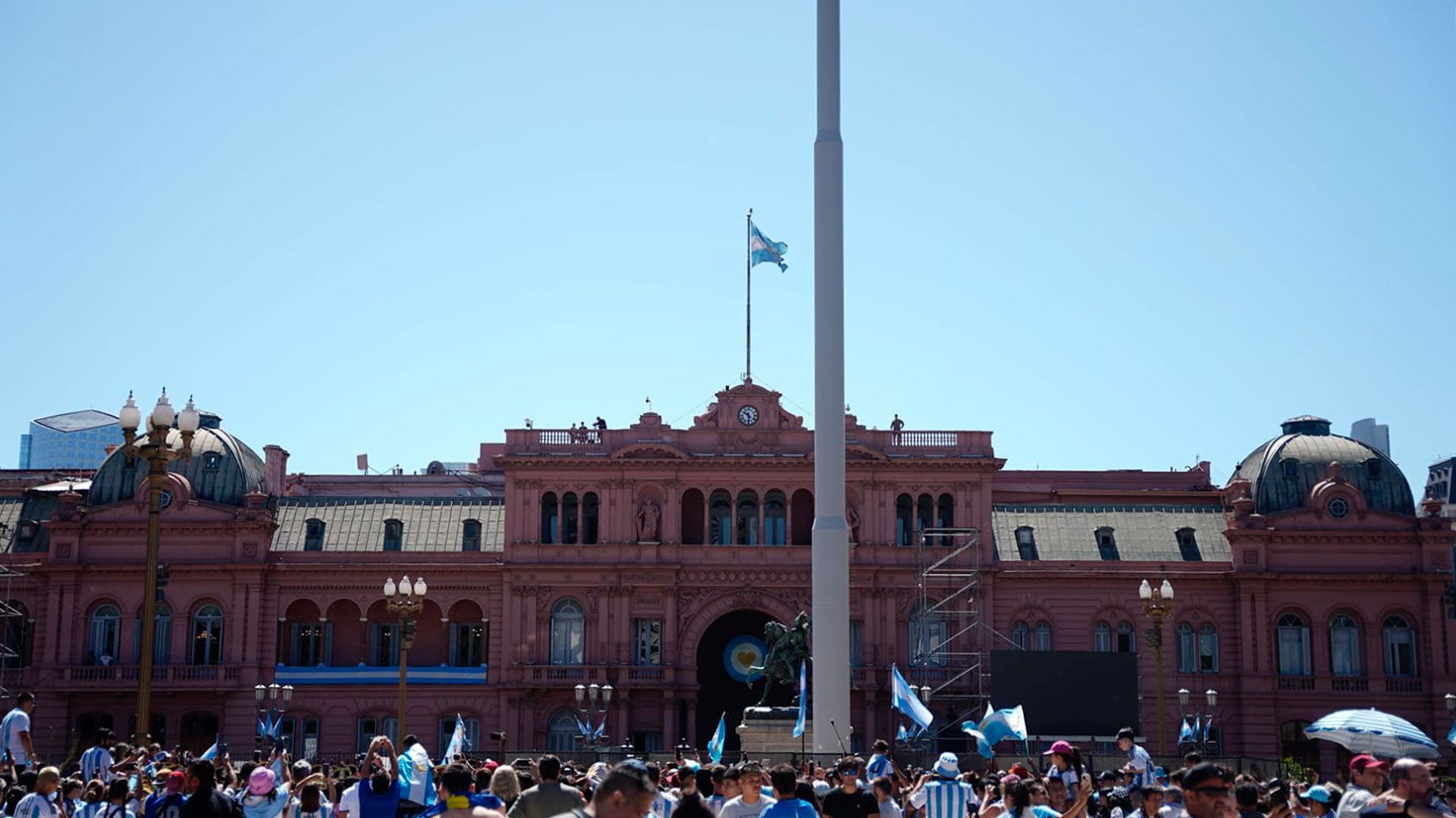 festejos-mundial-qatar-2022-argentina-campeon-casa-rosada plaza de mayo