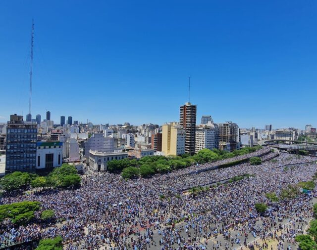 Miles de personas corren por la Autopista 25 de Mayo para ver a los jugadores de la Selección