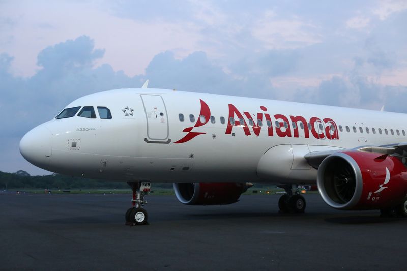 Pilotos y copilotos de Avianca esperan que el Ministerio de Trabajo obligue a la aerolínea a restablecer sus condiciones de trabajo (REUTERS)