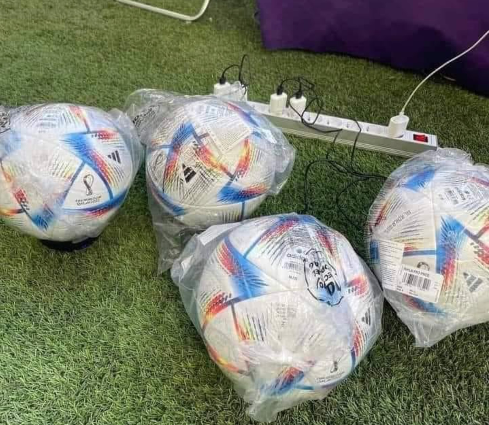 Balón del Mundial de Qatar 2022 cargándose mediante USB. (foto: Twitter/sebastia_me)